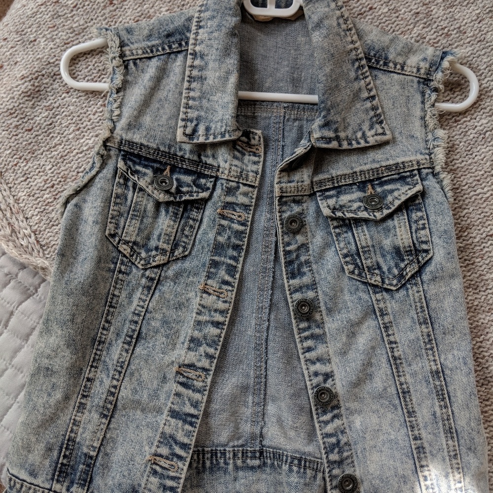 Sleeveless denim jacket